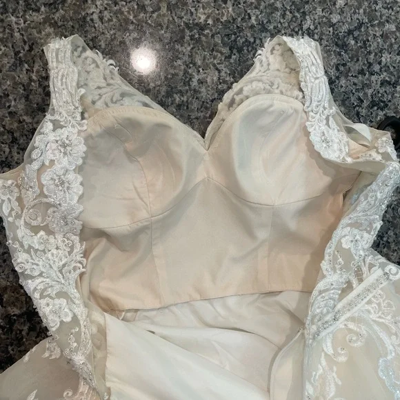House of Wu Wedding dress.  Ivory/Nude size 12 fits like an 8. - Picture 5 of 12